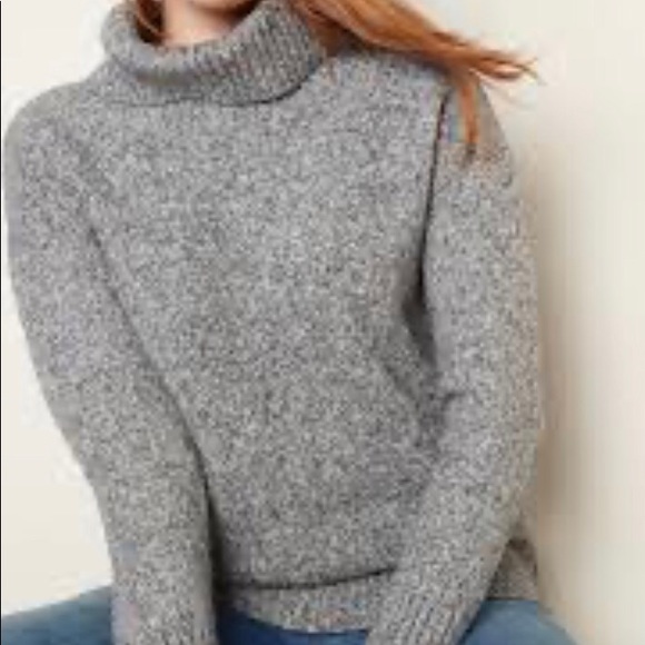 Tops - Grey knit turtleneck